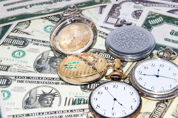 Карманные часы и деньги — стоковое фото
