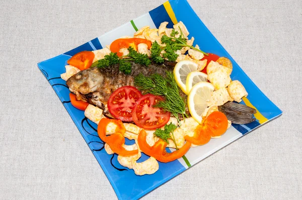 Fresh crucian river fish fried in lemon juice and fresh herbs. — Stock Photo, Image