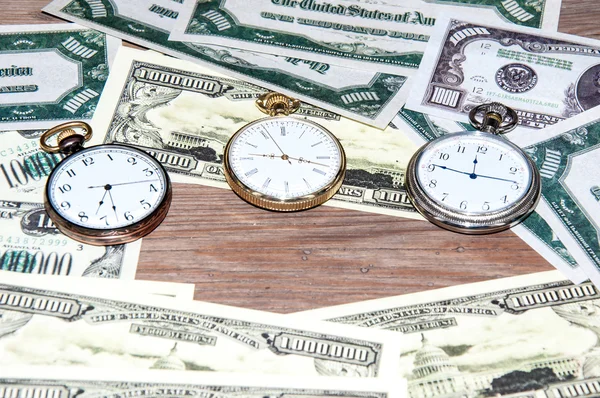 Relojes de bolsillo y dinero . —  Fotos de Stock