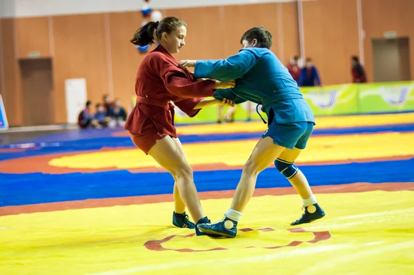 Sambo nebo sebeobrany beze zbraní. soutěží dívky... ... — Stock fotografie