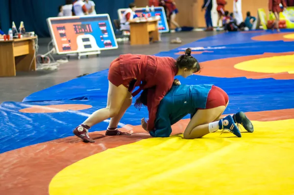 Sambo of zelfverdediging zonder wapens. wedstrijden meisjes... ... — Stockfoto