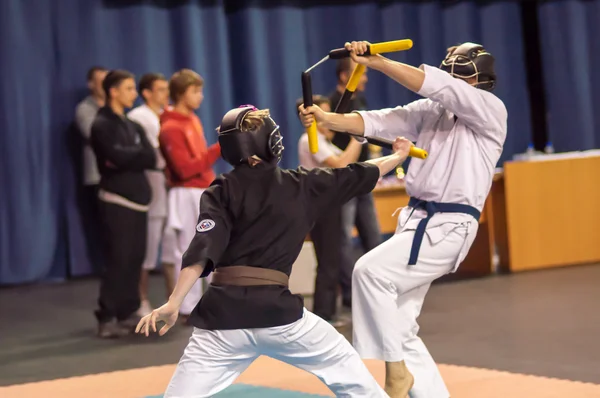 Kobudo los hombres de competición con nunchaku — Foto de Stock