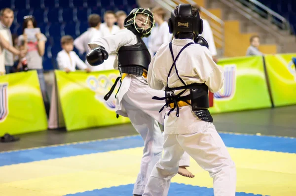 Kobudo concurrentie tussen jongens — Stockfoto