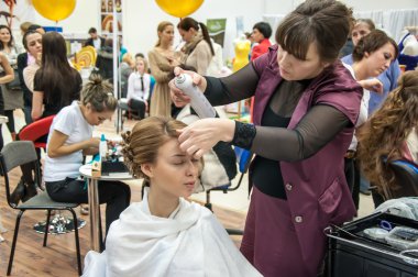 Güzellik salonundaki kız.