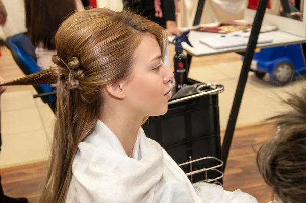 Chica en un salón de belleza — Foto de Stock