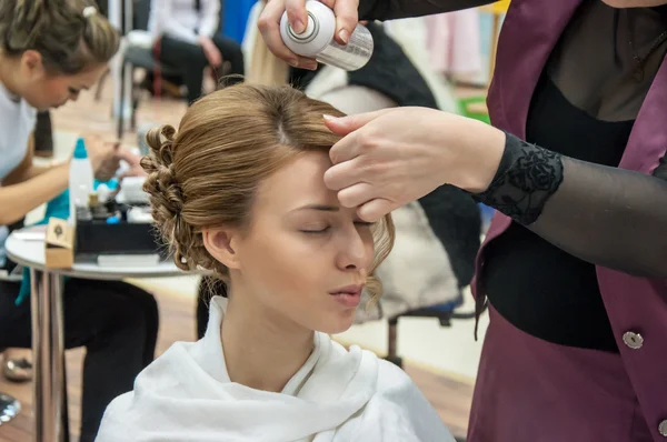 Chica en un salón de belleza — Foto de Stock