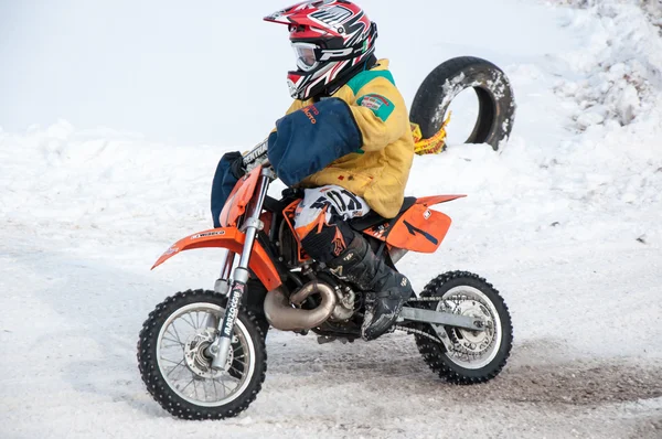 Zimní běžecké motocyklový závod soutěže dětí — Stock fotografie