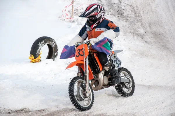 Invierno cross-country carreras de motos competiciones de niños — Foto de Stock