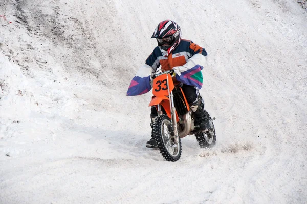Invierno cross-country carreras de motos competiciones de niños —  Fotos de Stock