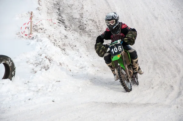 Compétitions d'hiver de motos de cross-country pour enfants — Photo