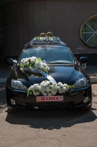 Украшение свадебного автомобиля — стоковое фото