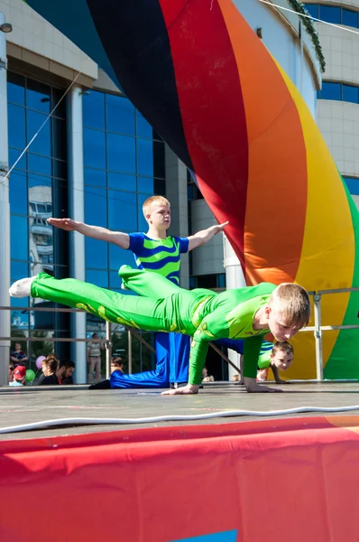 Young acrobats — Stock Photo, Image