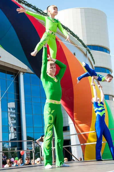 Young acrobats — Stock Photo, Image