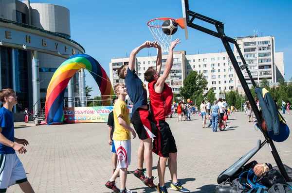 Teenagers play basketball — Stock Photo, Image