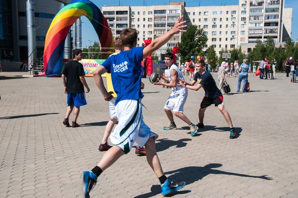 Teenagers play basketball — Stock Photo, Image