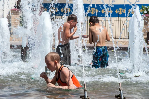 Bambini fanno il bagno nella fontana — Foto Stock