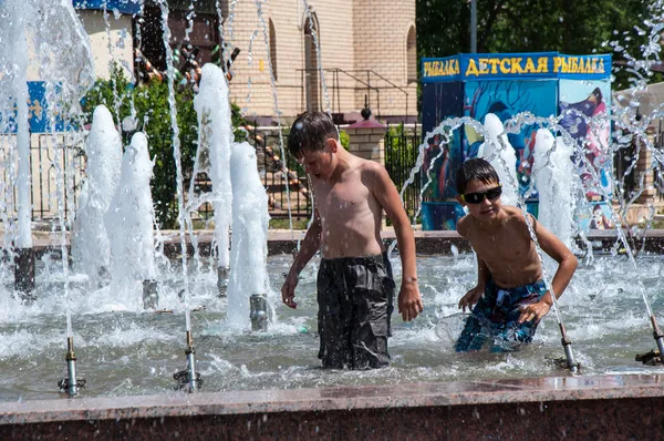 Niños se bañan en la fuente —  Fotos de Stock