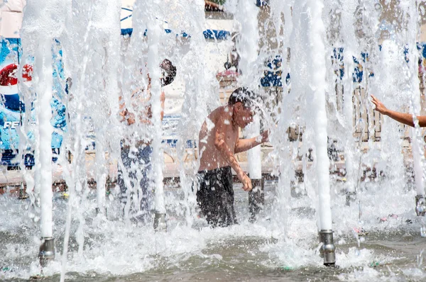 Bambini fanno il bagno nella fontana — Foto Stock