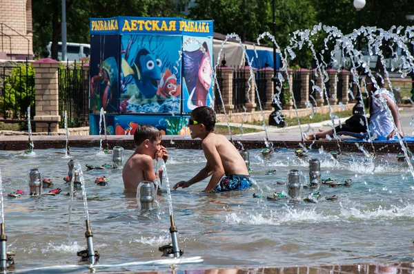 Niños se bañan en la fuente —  Fotos de Stock