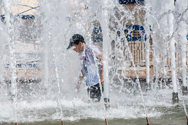 Les enfants se baignent dans la fontaine — Photo