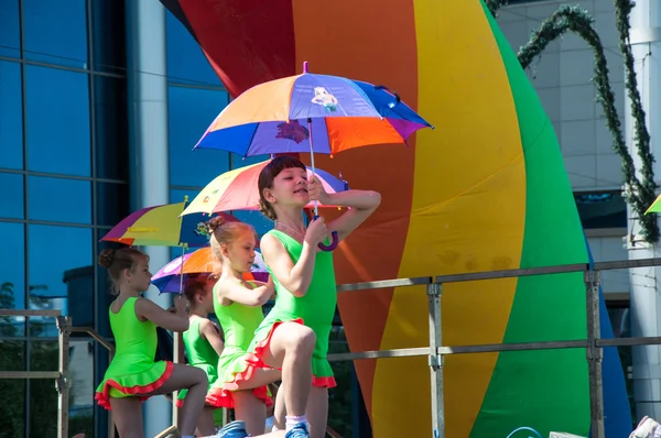 The girls performed a dance with umbrellas — Stock Photo, Image