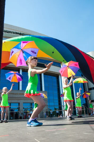 The girls performed a dance with umbrellas — Stock Photo, Image