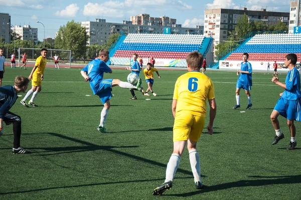 Les garçons jouent au football — Photo