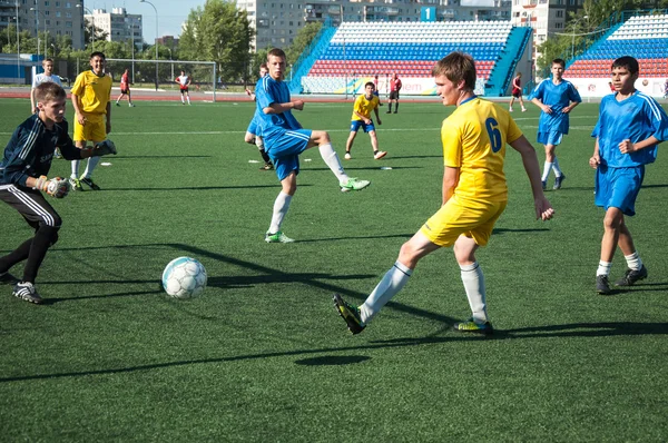 Chlapci hrají fotbal — Stock fotografie