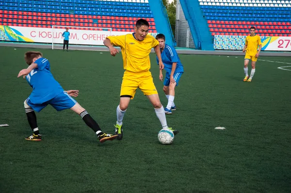 Boys play football — Stock Photo, Image