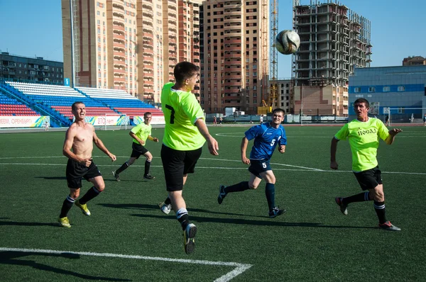 Erkekler futbol oynar — Stok fotoğraf