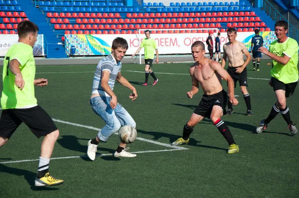 Rapazes jogam futebol — Fotografia de Stock