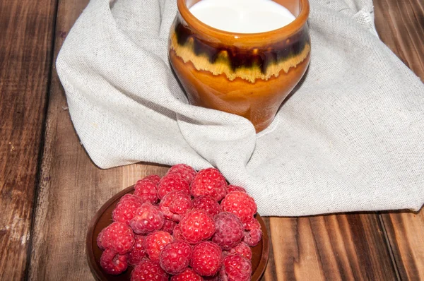 Pot de framboise et de lait mûr — Photo