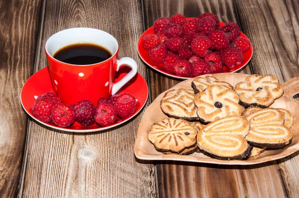 Copa de café de frambuesa madura y galletas —  Fotos de Stock