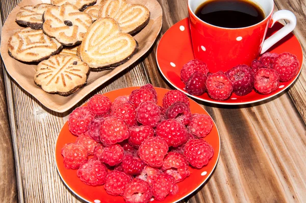 Ripe raspberry coffee cup and cookies — Stock Photo, Image