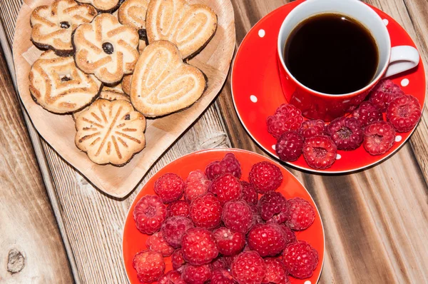 Copa de café de frambuesa madura y galletas —  Fotos de Stock