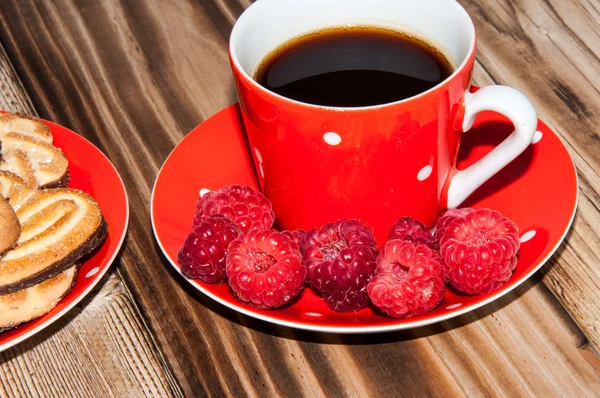 Ripe raspberry and coffee cup — Stock Photo, Image