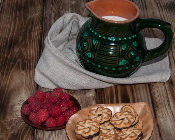 Ripe raspberry and milk jug — Stock Photo, Image
