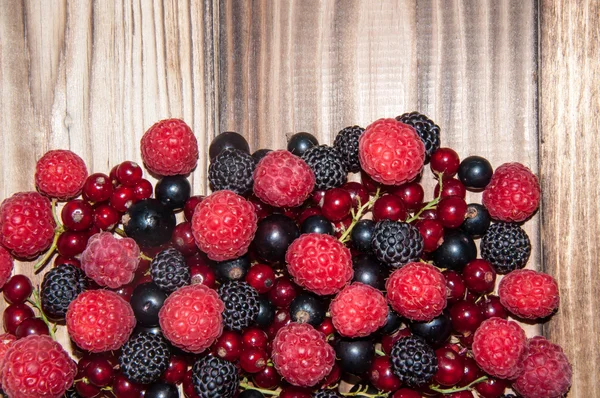 Ассорти ягод на деревянном столе — стоковое фото