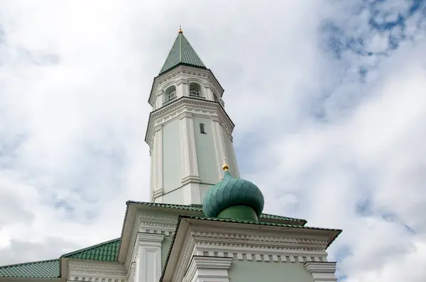 Mesquita com minarete Husainiy na cidade de Orenburg — Fotografia de Stock