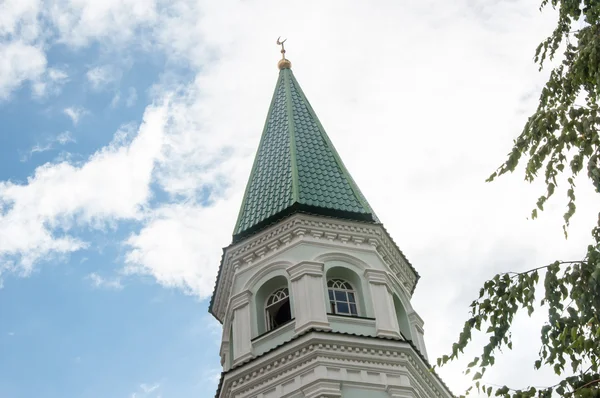 Mosquée avec minaret Husainiy dans la ville d'Orenbourg — Photo