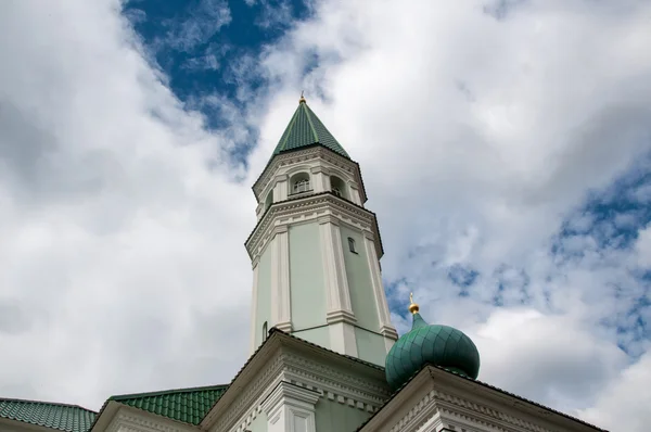 Mesquita com minarete Husainiy na cidade de Orenburg — Fotografia de Stock