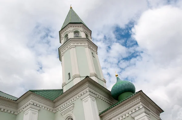 Moschea con minareto Husainiy nella città di Orenburg — Foto Stock