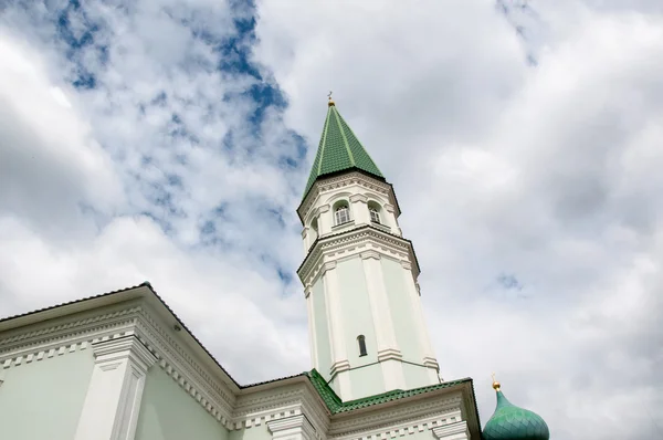 Мечеть с минаретом Хусейний в городе Оренбург — стоковое фото