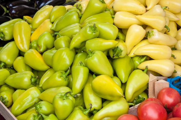 Fresh vegetables and herbs are sold at the Bazaar — Stock Photo, Image