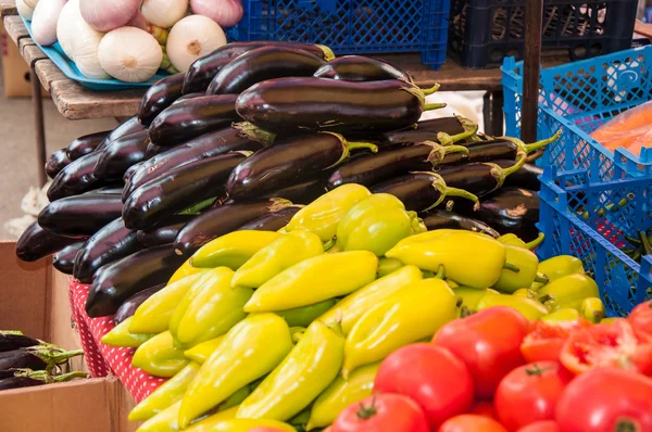 Fresh vegetables and herbs are sold at the Bazaar — Stock Photo, Image