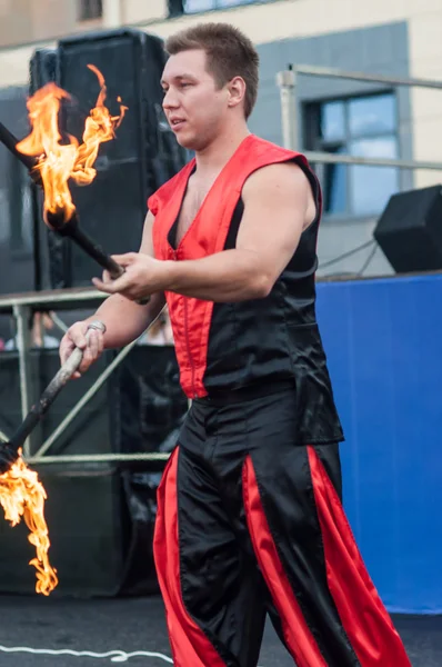 Juggling flaming batons — Stock Photo, Image