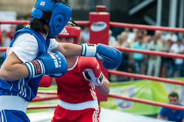 Öffentlicher Auftritt des Mädchenboxens — Stockfoto