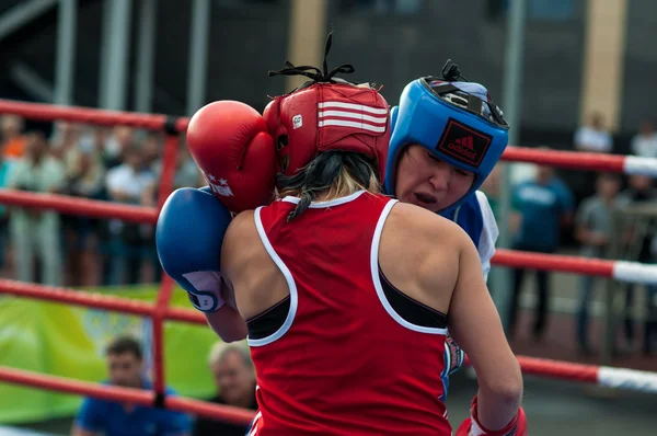 Публичное исполнение женского бокса — стоковое фото