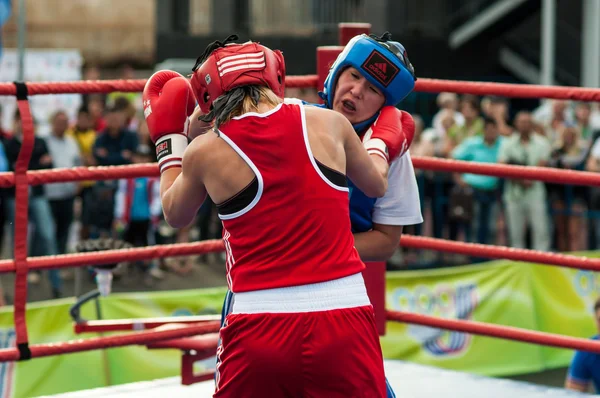 Veřejné představení dívek boxu — Stock fotografie