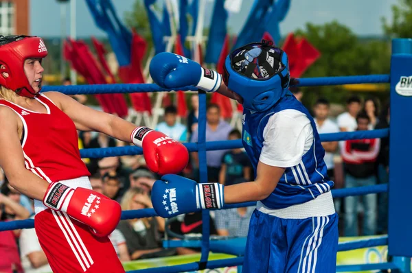 Public performance of girls boxing — Stock Photo, Image